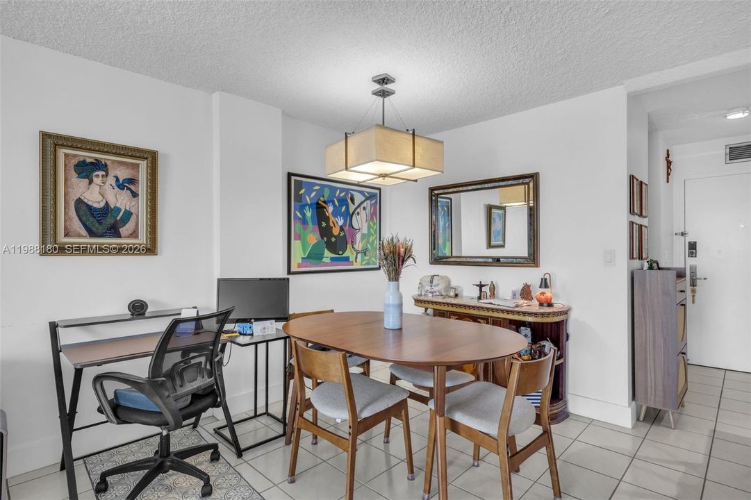 Под контрактом: $2,450 (1 спален, 1 ванн, 804 Квадратных фут)