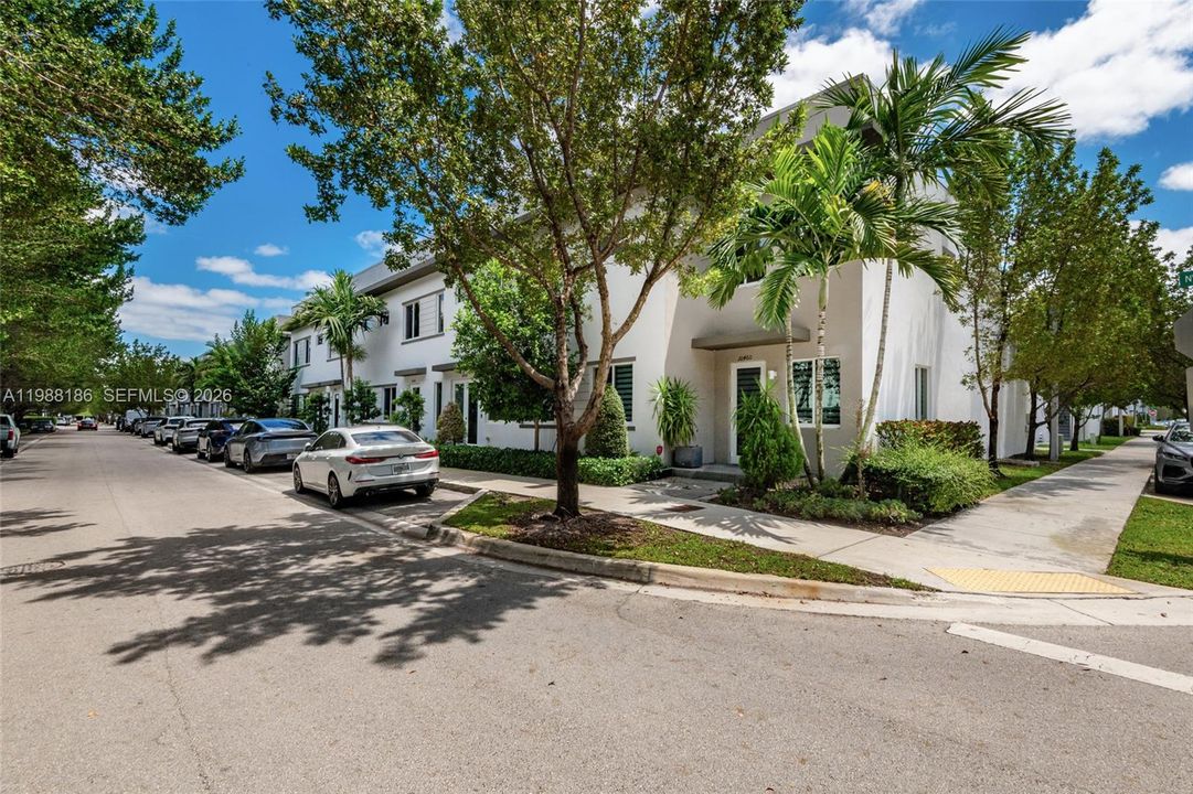 Private Corner Lot