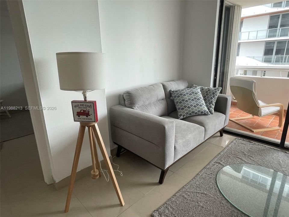 For Sale: $345,000 (1 beds, 1 baths, 814 Square Feet)