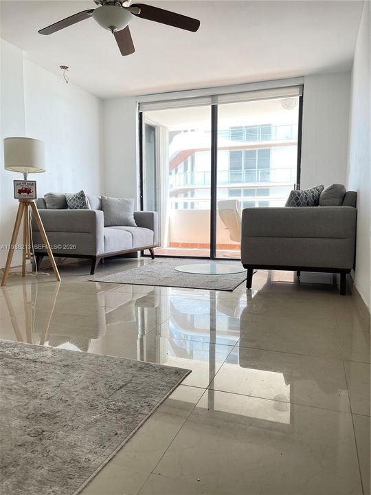 For Sale: $345,000 (1 beds, 1 baths, 814 Square Feet)