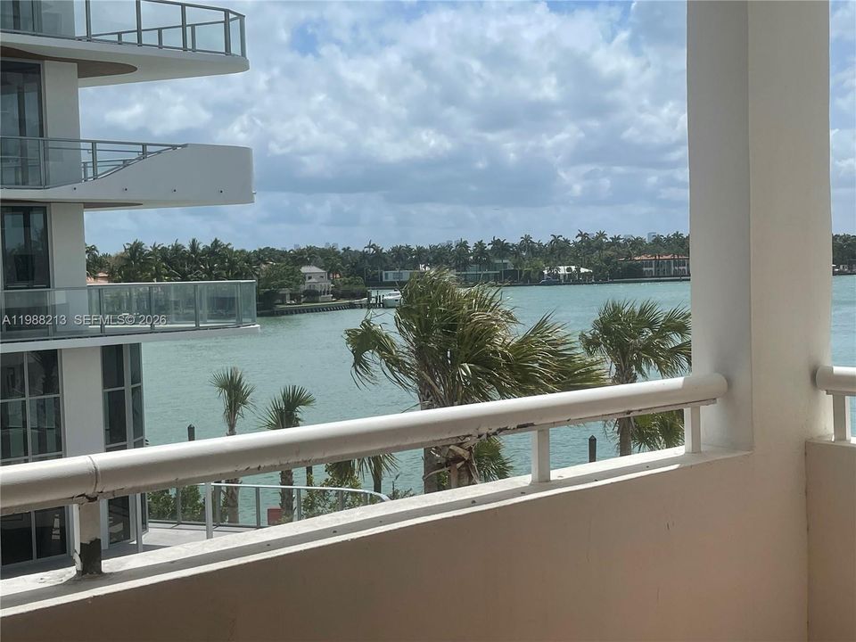 For Sale: $345,000 (1 beds, 1 baths, 814 Square Feet)