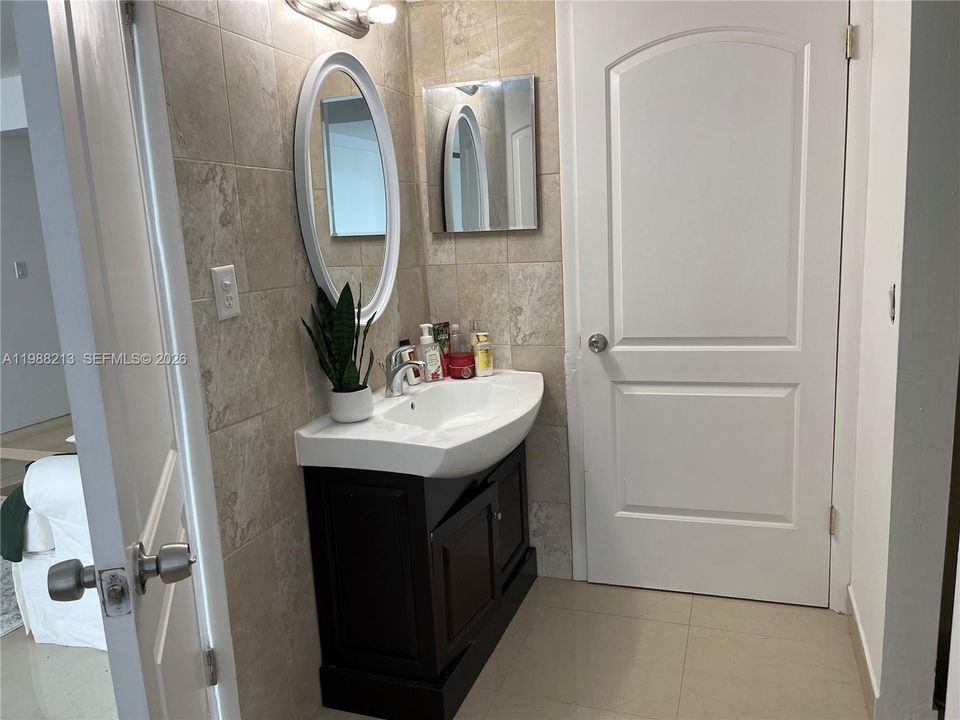 For Sale: $345,000 (1 beds, 1 baths, 814 Square Feet)