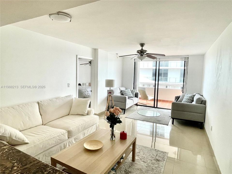 For Sale: $345,000 (1 beds, 1 baths, 814 Square Feet)