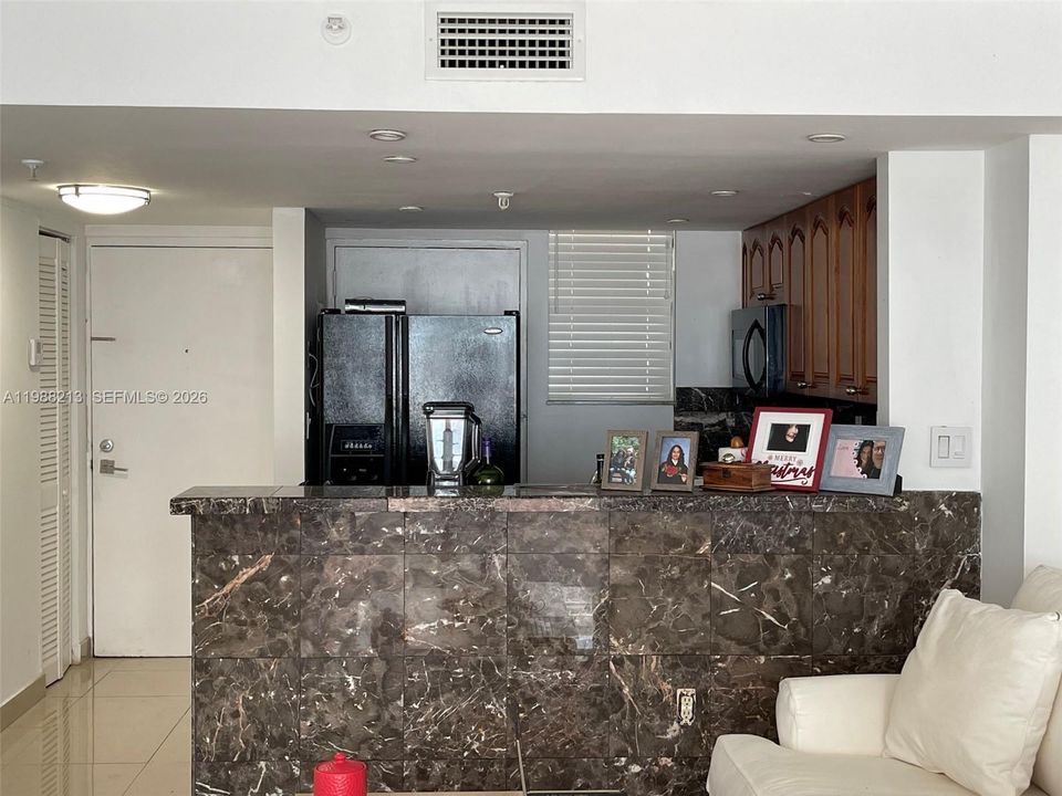 For Sale: $345,000 (1 beds, 1 baths, 814 Square Feet)