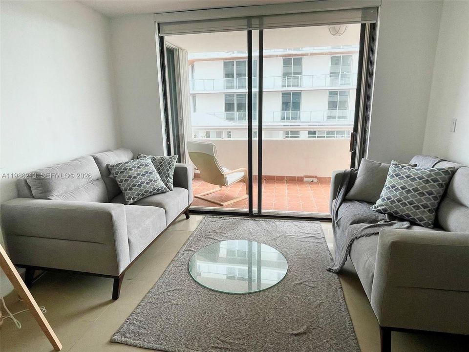 For Sale: $345,000 (1 beds, 1 baths, 814 Square Feet)