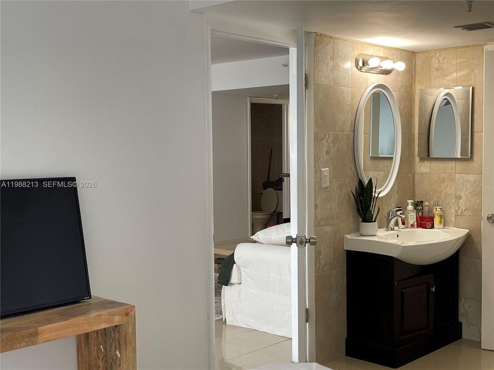 For Sale: $345,000 (1 beds, 1 baths, 814 Square Feet)