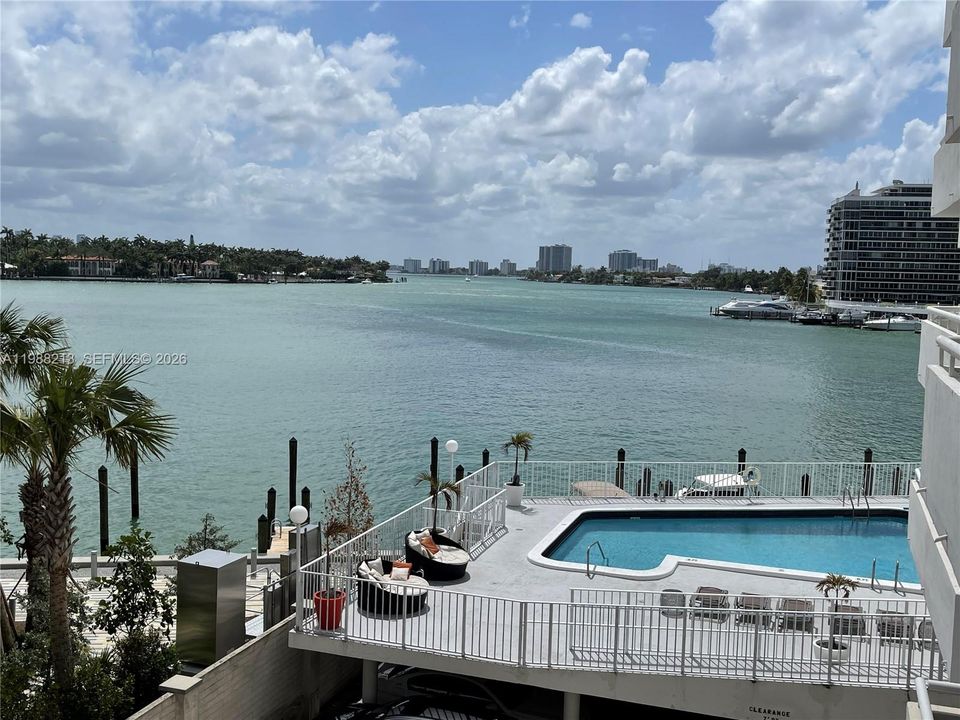 For Sale: $345,000 (1 beds, 1 baths, 814 Square Feet)