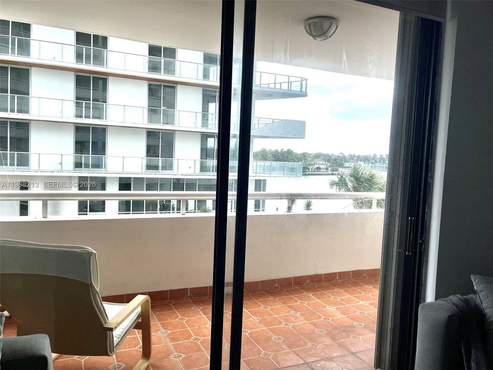 For Sale: $345,000 (1 beds, 1 baths, 814 Square Feet)