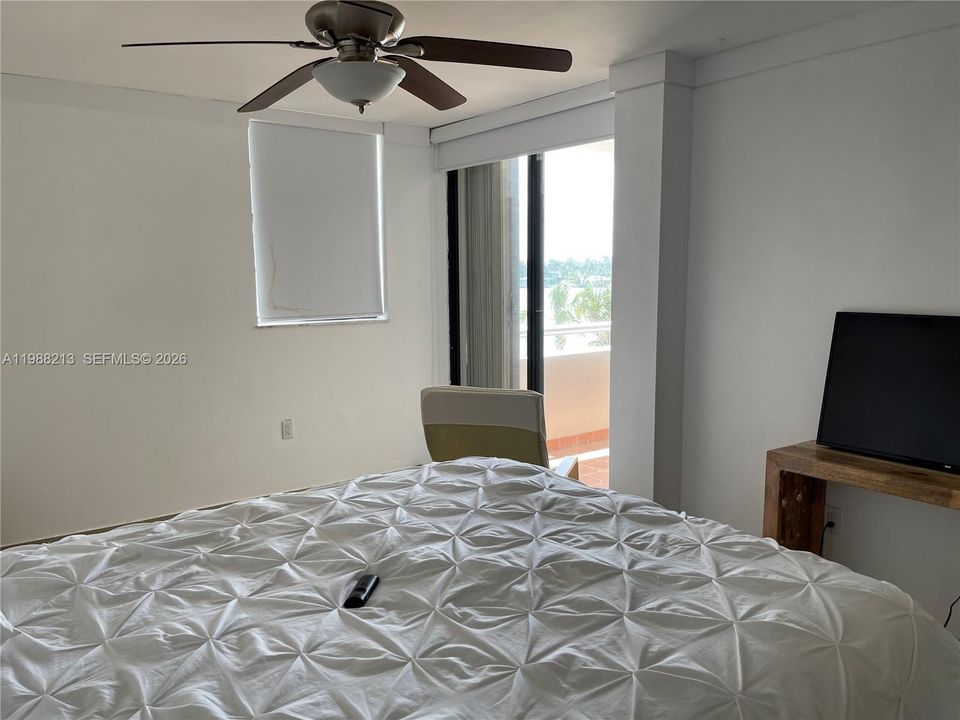 For Sale: $345,000 (1 beds, 1 baths, 814 Square Feet)