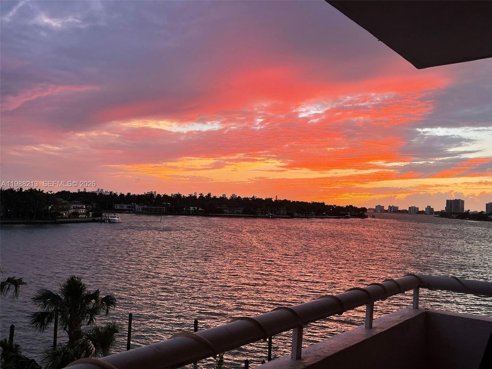 For Sale: $345,000 (1 beds, 1 baths, 814 Square Feet)