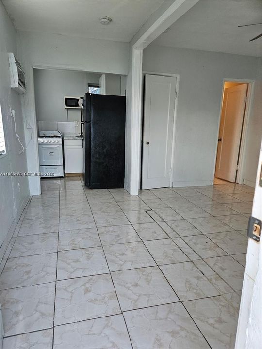 For Rent: $1,250 (0 beds, 1 baths, 400 Square Feet)