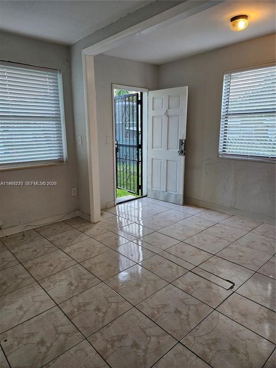 For Rent: $1,250 (0 beds, 1 baths, 400 Square Feet)