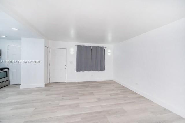 Под контрактом: $1,950 (2 спален, 1 ванн, 765 Квадратных фут)
