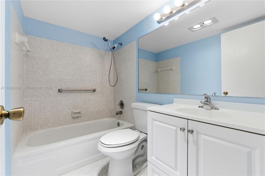 Primary bathroom - Bathtub-Shower