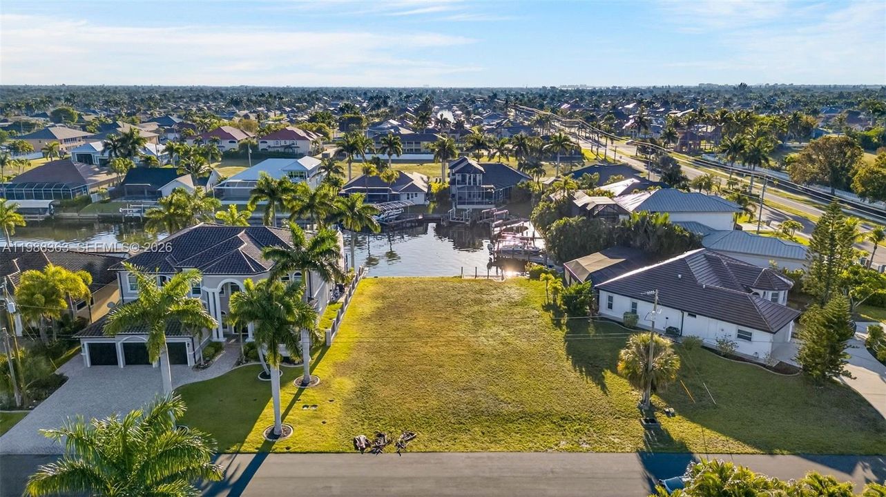 На продажу: $495,000 (0.24 acres)