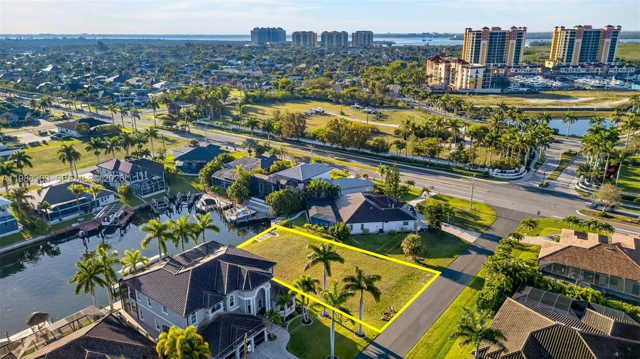 На продажу: $495,000 (0.24 acres)