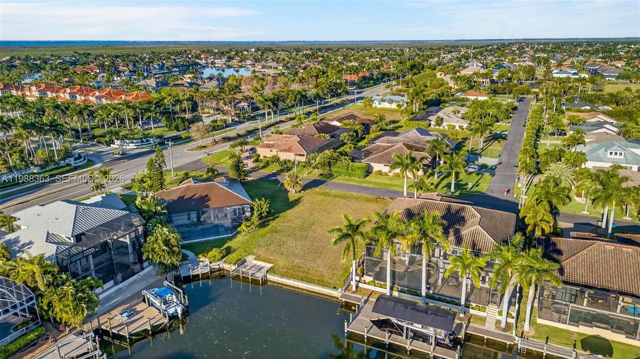 На продажу: $495,000 (0.24 acres)