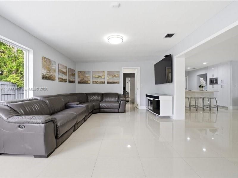 Active With Contract: $1,377,000 (5 beds, 5 baths, 2592 Square Feet)