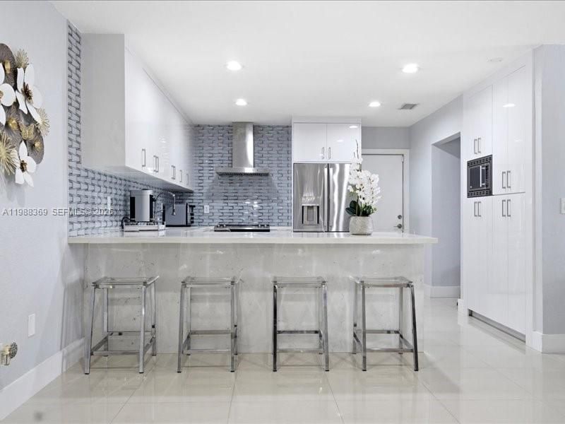 Active With Contract: $1,377,000 (5 beds, 5 baths, 2592 Square Feet)