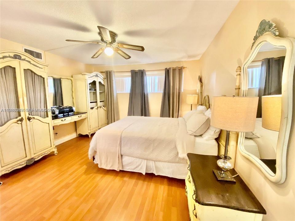 На продажу: $125,000 (2 спален, 2 ванн, 1170 Квадратных фут)