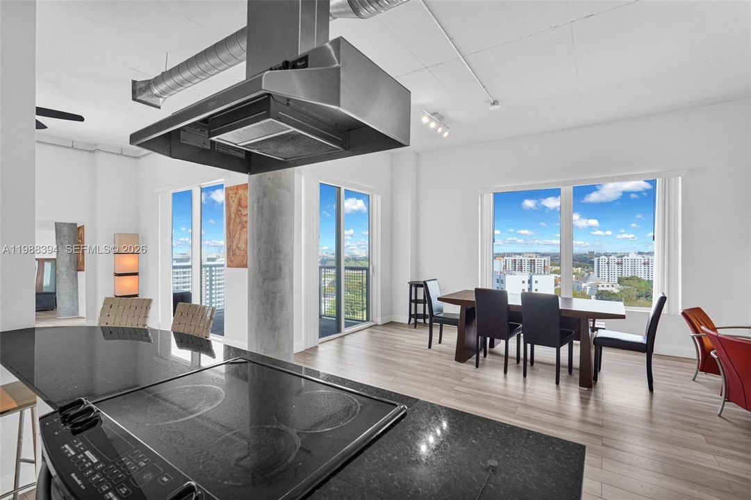 For Sale: $369,000 (2 beds, 1 baths, 925 Square Feet)