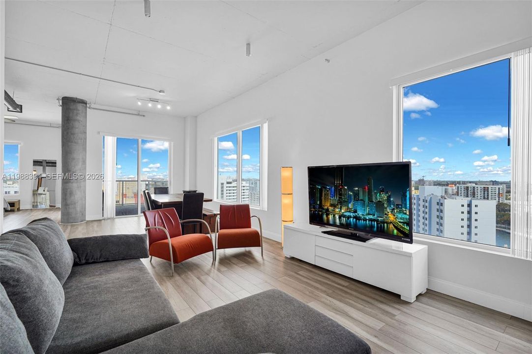 For Sale: $369,000 (2 beds, 1 baths, 925 Square Feet)