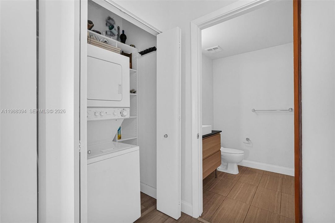 For Sale: $369,000 (2 beds, 1 baths, 925 Square Feet)