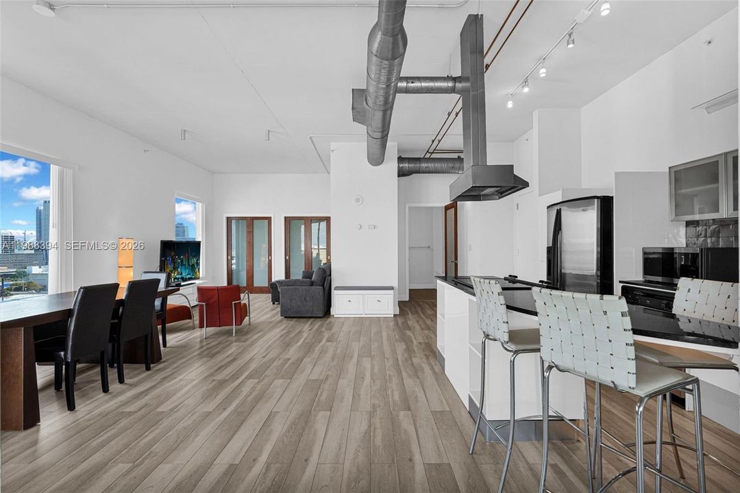 For Sale: $369,000 (2 beds, 1 baths, 925 Square Feet)