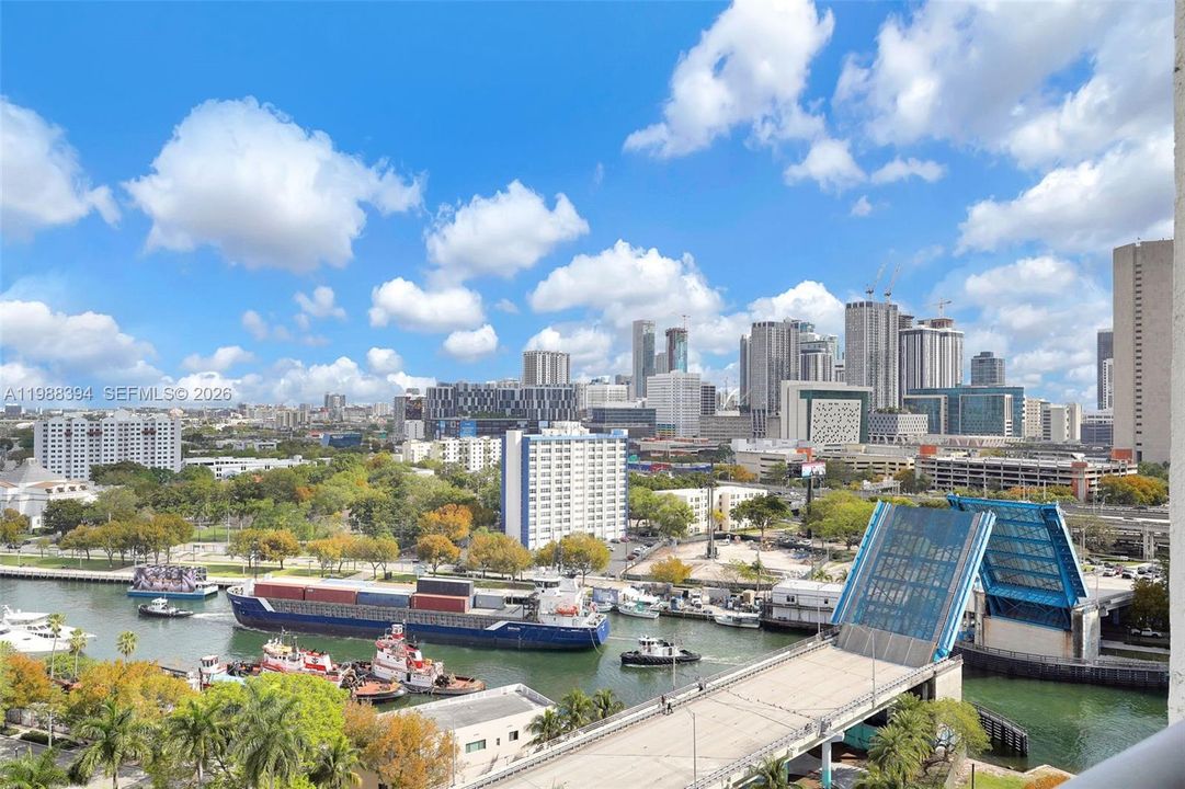 For Sale: $369,000 (2 beds, 1 baths, 925 Square Feet)