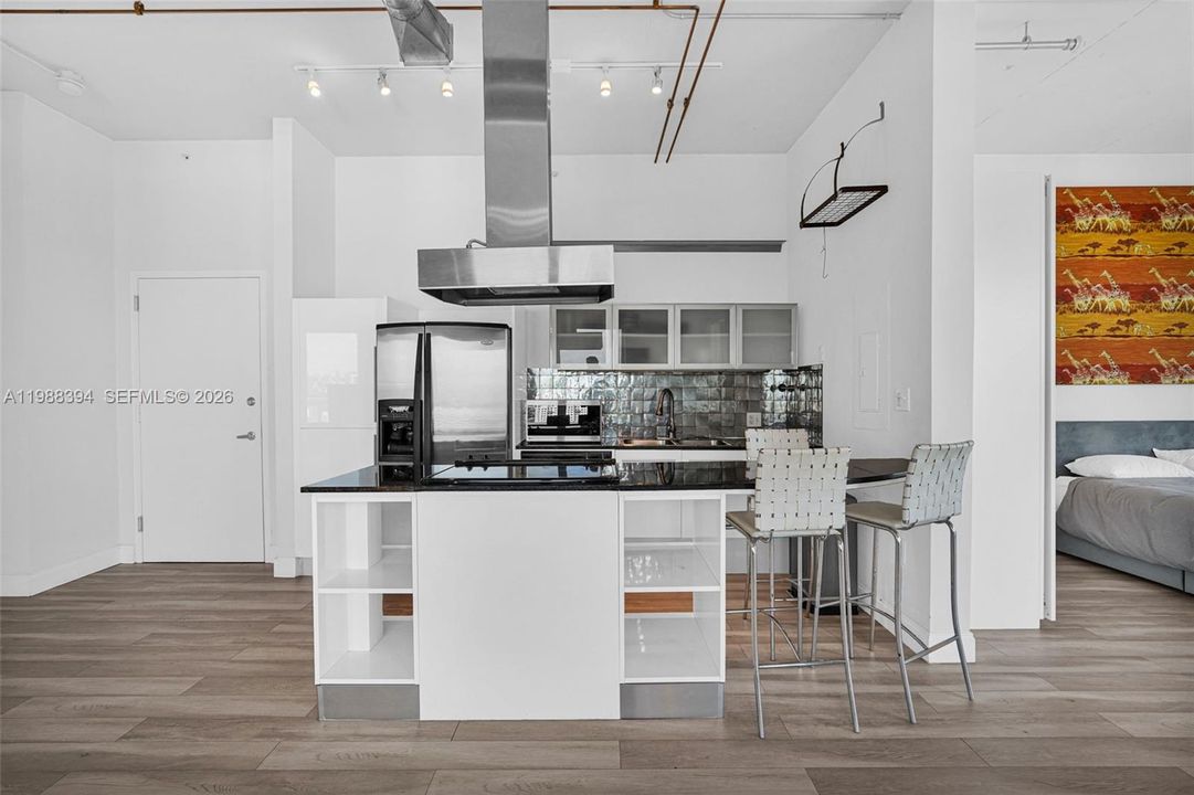For Sale: $369,000 (2 beds, 1 baths, 925 Square Feet)