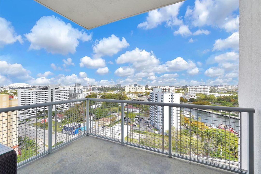 For Sale: $369,000 (2 beds, 1 baths, 925 Square Feet)