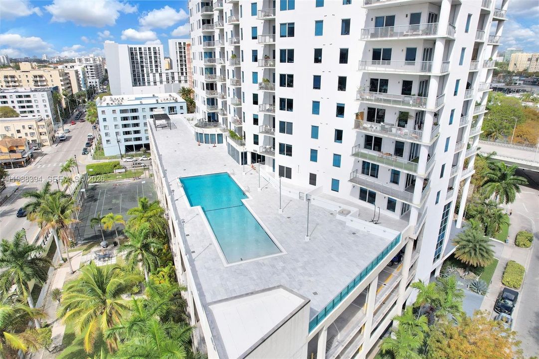 For Sale: $369,000 (2 beds, 1 baths, 925 Square Feet)