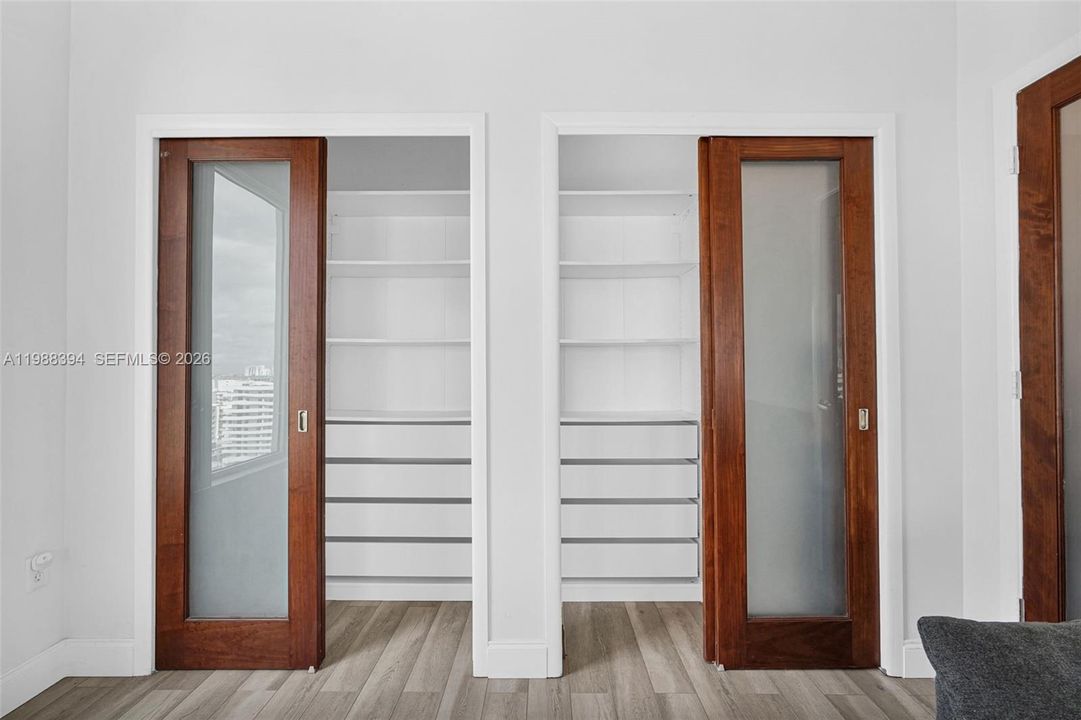 For Sale: $369,000 (2 beds, 1 baths, 925 Square Feet)