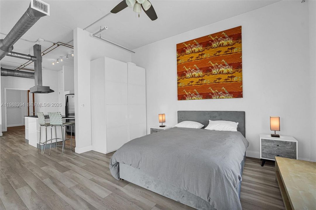 For Sale: $369,000 (2 beds, 1 baths, 925 Square Feet)