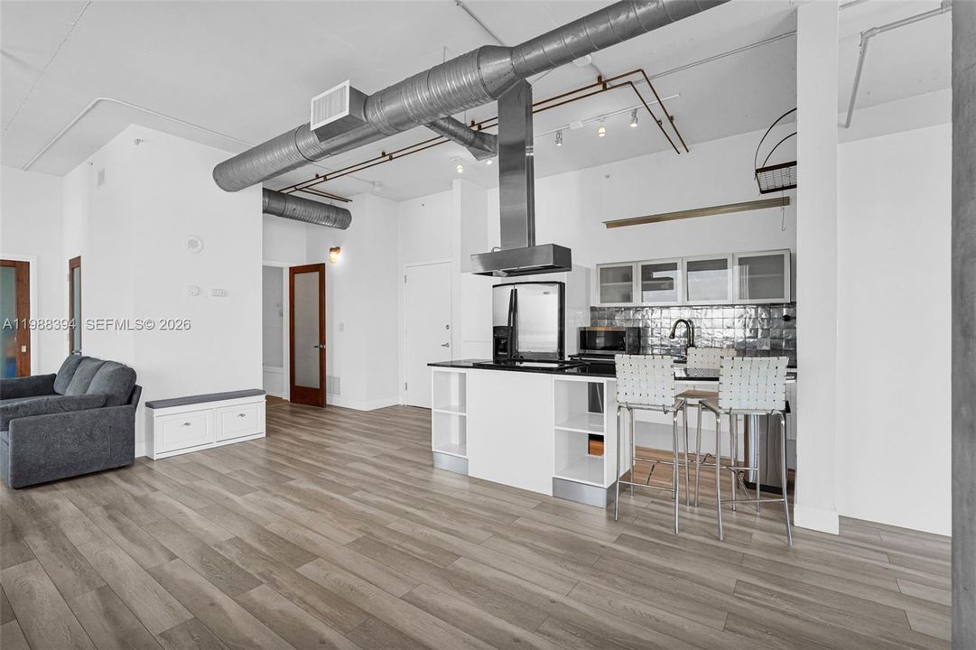 For Sale: $369,000 (2 beds, 1 baths, 925 Square Feet)