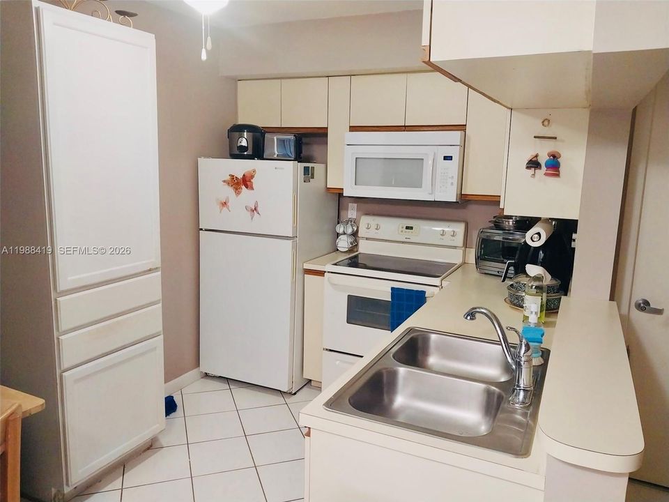 For Sale: $249,000 (1 beds, 1 baths, 640 Square Feet)