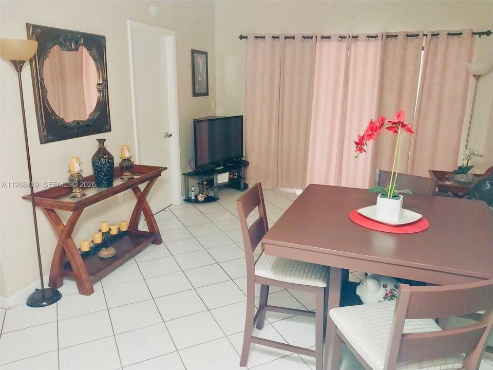 For Sale: $249,000 (1 beds, 1 baths, 640 Square Feet)