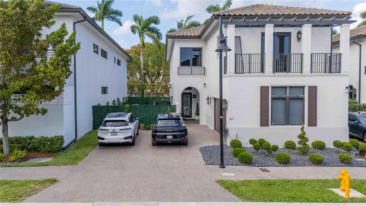 Vendido Recientemente: $1,850,000 (4 camas, 4 baños, 3714 Pies cuadrados)