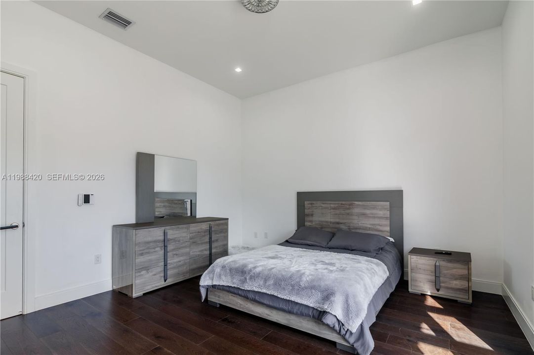 Vendido Recientemente: $1,850,000 (4 camas, 4 baños, 3714 Pies cuadrados)
