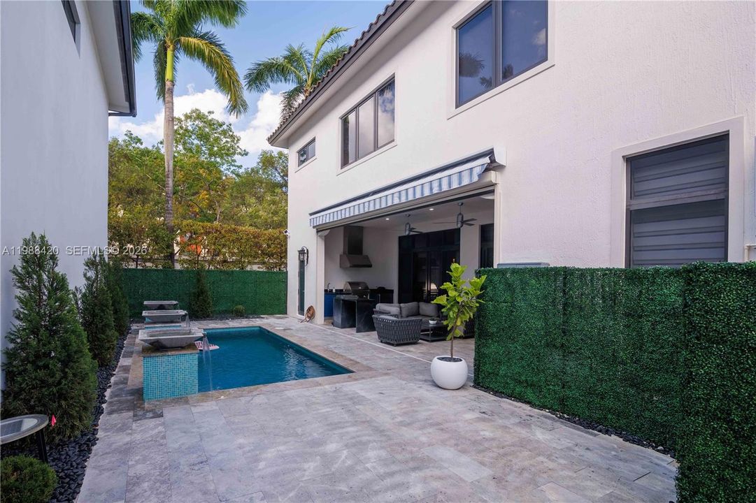 Vendido Recientemente: $1,850,000 (4 camas, 4 baños, 3714 Pies cuadrados)