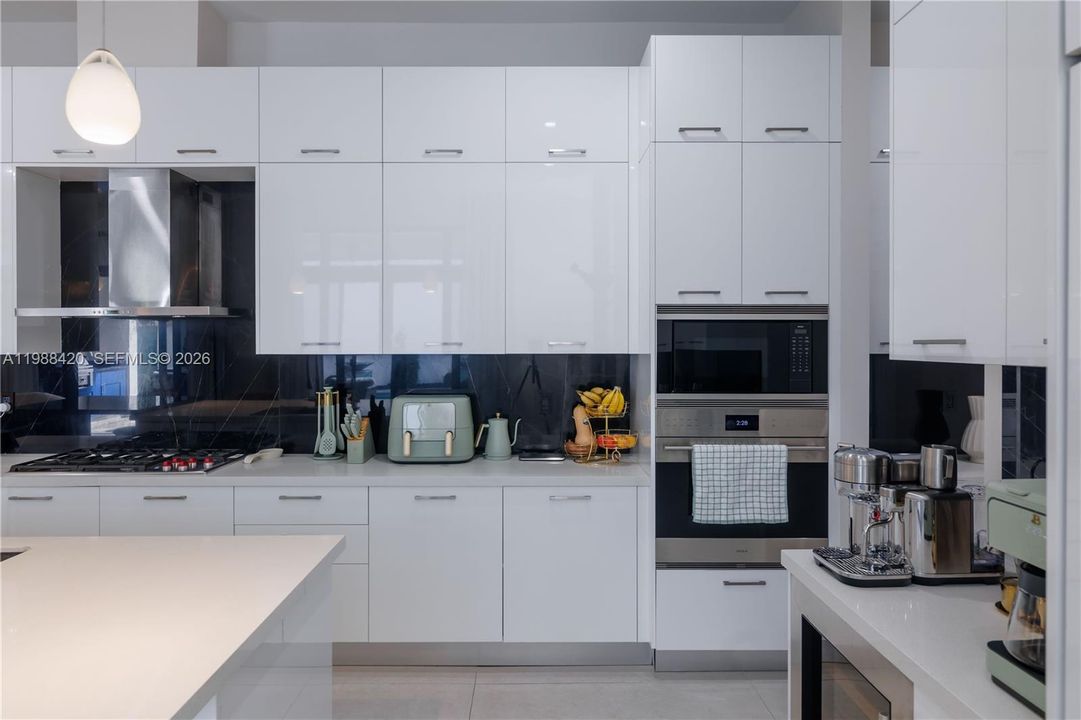 Vendido Recientemente: $1,850,000 (4 camas, 4 baños, 3714 Pies cuadrados)