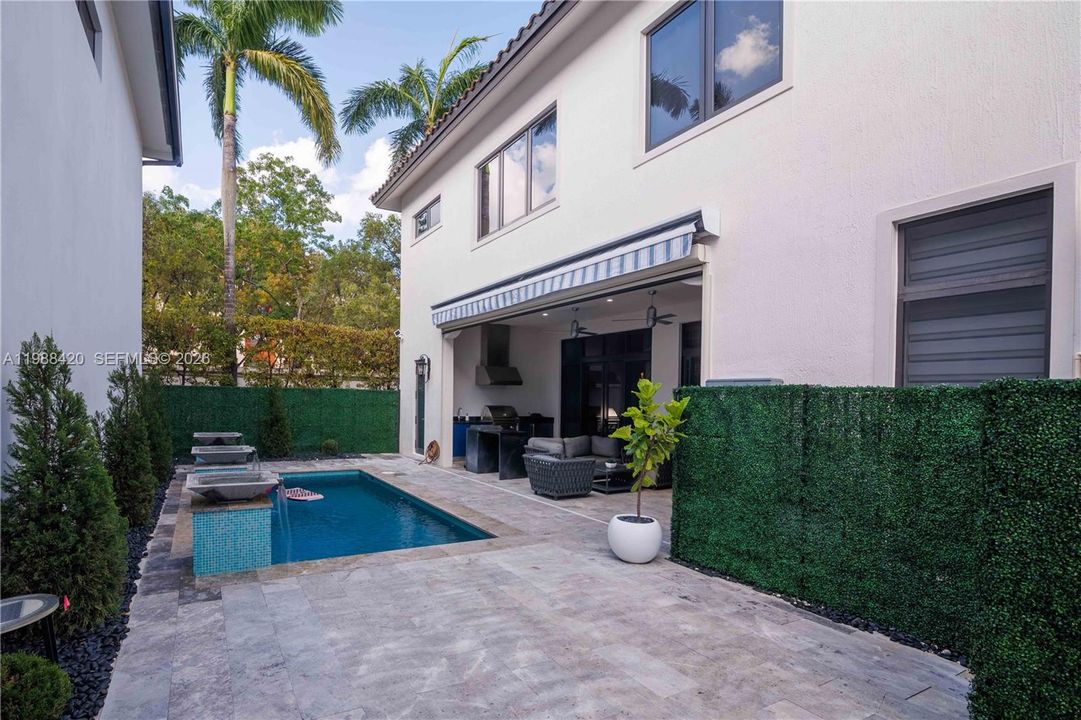 Vendido Recientemente: $1,850,000 (4 camas, 4 baños, 3714 Pies cuadrados)