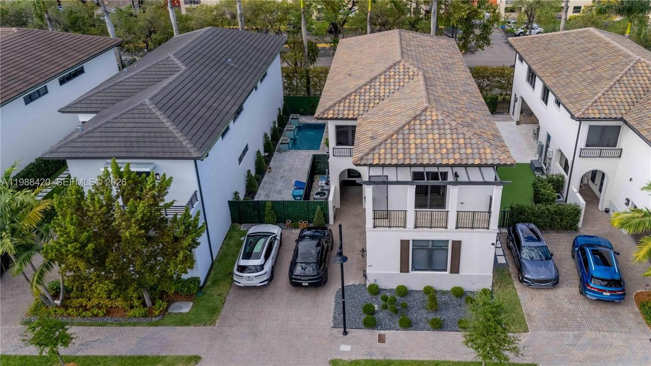 Vendido Recientemente: $1,850,000 (4 camas, 4 baños, 3714 Pies cuadrados)