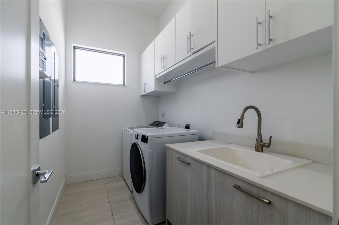 Vendido Recientemente: $1,850,000 (4 camas, 4 baños, 3714 Pies cuadrados)