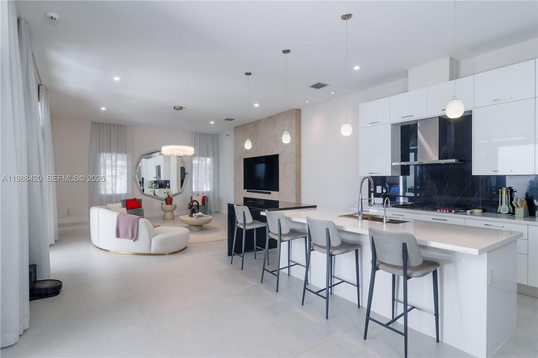 Vendido Recientemente: $1,850,000 (4 camas, 4 baños, 3714 Pies cuadrados)