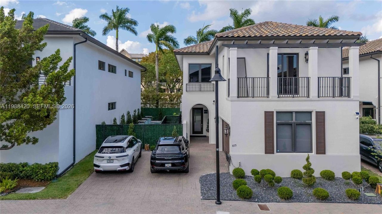 Vendido Recientemente: $1,850,000 (4 camas, 4 baños, 3714 Pies cuadrados)