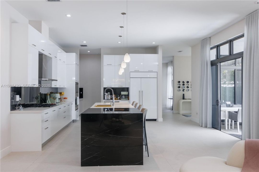 Vendido Recientemente: $1,850,000 (4 camas, 4 baños, 3714 Pies cuadrados)
