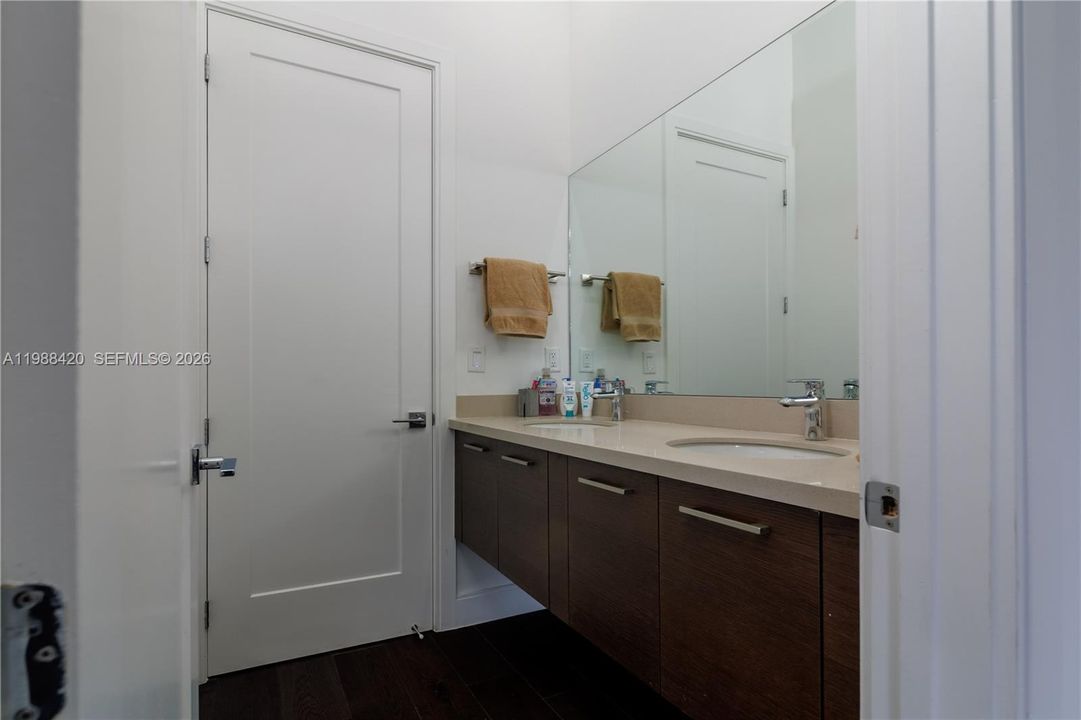 Vendido Recientemente: $1,850,000 (4 camas, 4 baños, 3714 Pies cuadrados)
