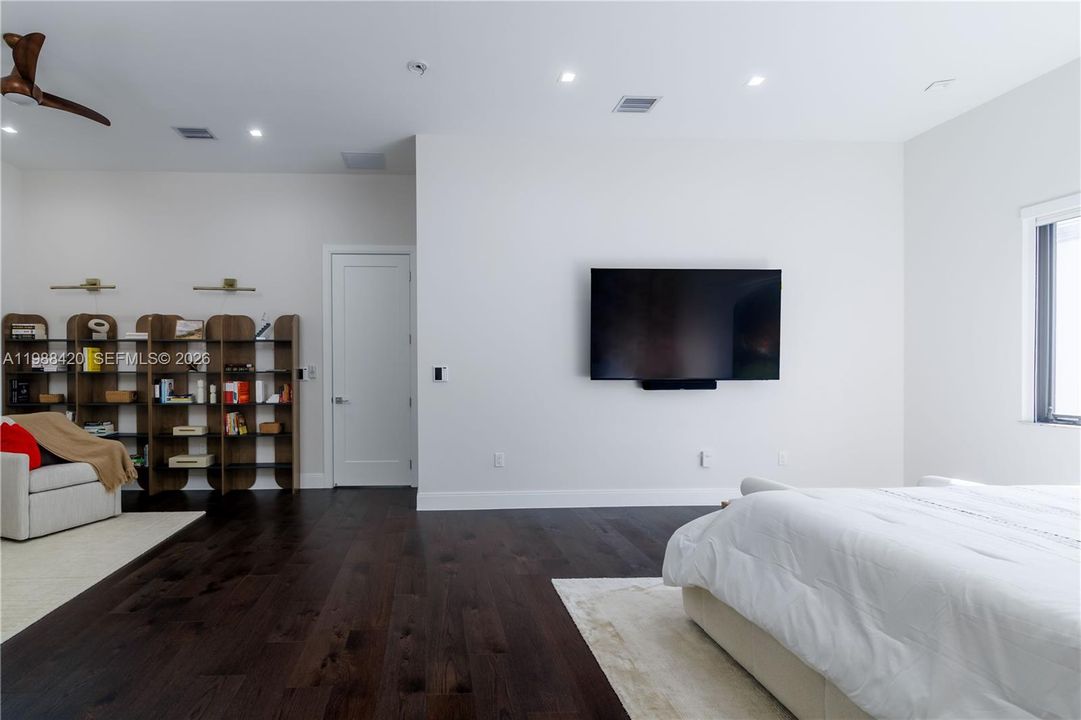 Vendido Recientemente: $1,850,000 (4 camas, 4 baños, 3714 Pies cuadrados)