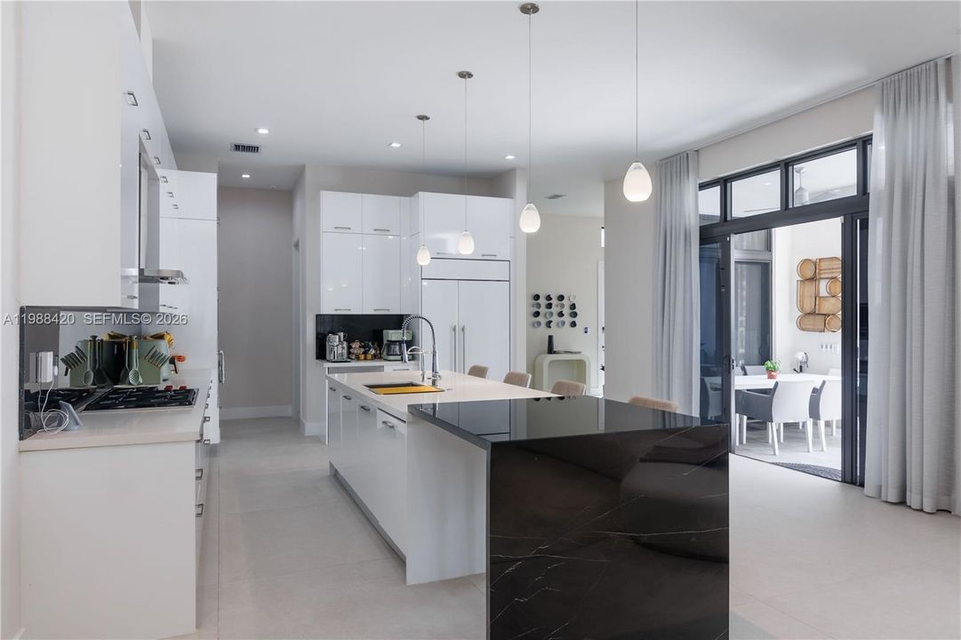 Vendido Recientemente: $1,850,000 (4 camas, 4 baños, 3714 Pies cuadrados)